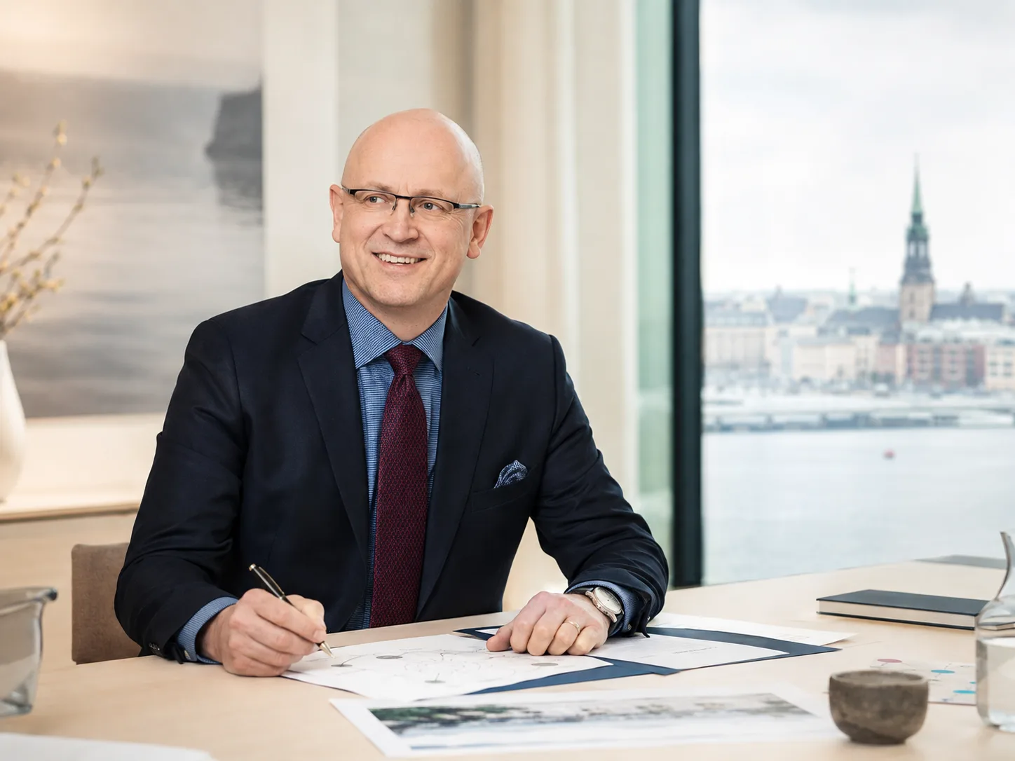 Ronny Boesing i arbejdssammenhæng med dokumenter og forberedelse af ByteShares' kooperative fundament.